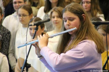 Otroci Osnovne šole Šmartno v Tuhinju z glasbo razpeli jadra (38)